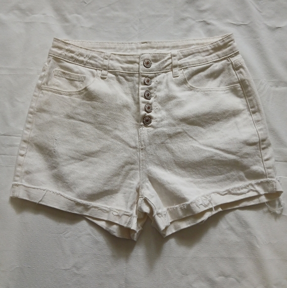 Women's Cream Button-Up Shorts‎ - Picture 2 of 12